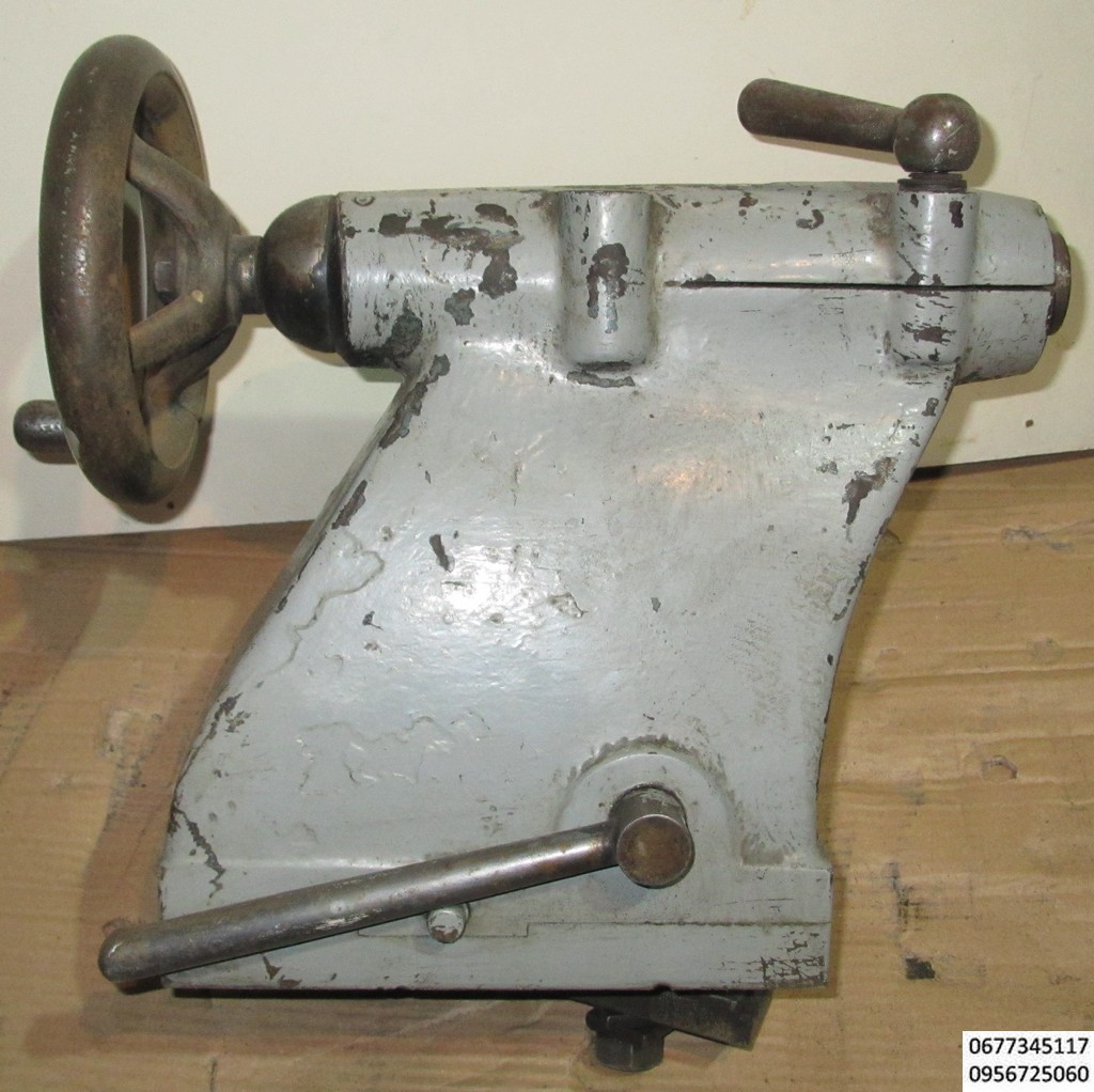 антикварный токарный станок немецкого производства  "Oscar Ehrlich".   состояние отличное,  шпиндельная бабка , суппорт с резцедержателем ,задняя бабка A larger and rather more robust Ehrlich (circa 1928) with screwcutting gearbox and a separate power-shaft to drive the sliding and surfacing feeds  Больший и гораздо более прочный Эрлиха (около 1928) с винтовым режущим коробкой передач и отдельный силовой вал для привода скользящие и отделочными каналы A Beling & Lübke of 1928--the use of both belt and gea